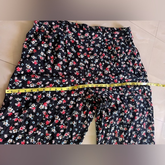Torrid Black and Floral Cropped Pant size 3 plus size pockets floral - Picture 5 of 16
